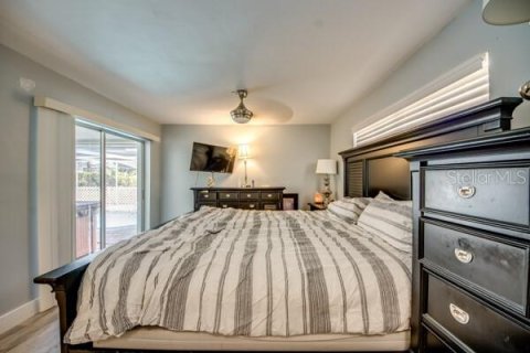 Commercial property in Cape Coral, Florida 4 bedrooms, 207.73 sq.m. № 2209787 - photo 13