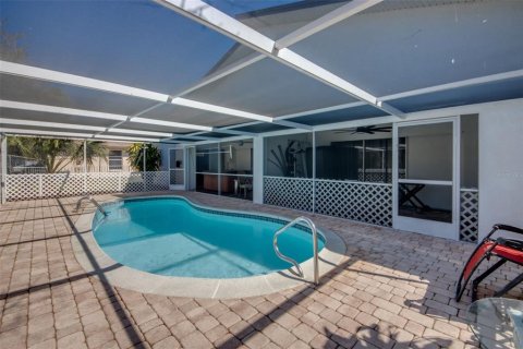 Commercial property in Cape Coral, Florida 4 bedrooms, 207.73 sq.m. № 2209787 - photo 23