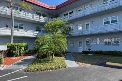 Condo in Saint Petersburg, Florida, 1 bedroom  № 1654109 - photo 1