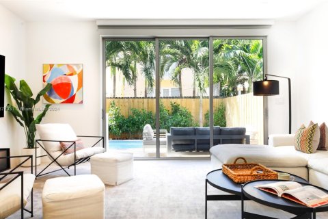 Adosado en Miami, Florida 4 dormitorios, 256.13 m2 № 2060052