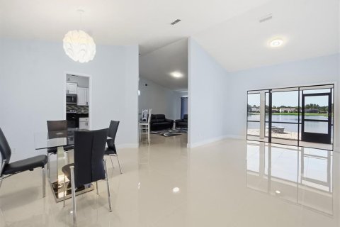 Villa ou maison à vendre à Orlando, Floride: 4 chambres, 185.8 m2 № 2147900 - photo 3