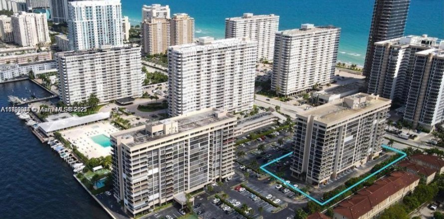 Condominio en Hallandale Beach, Florida, 2 dormitorios  № 1889396