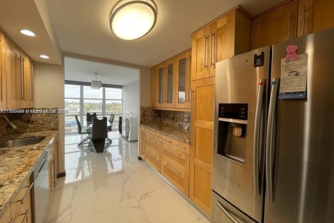 Condominio en venta en Hallandale Beach, Florida, 2 dormitorios, 126.35 m2 № 1889396 - foto 13