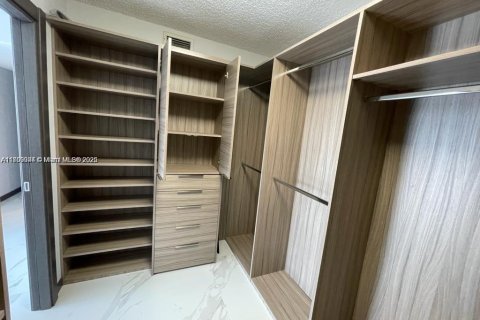 Condominio en venta en Hallandale Beach, Florida, 2 dormitorios, 126.35 m2 № 1889396 - foto 28
