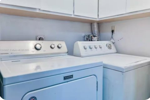 House in Fort Lauderdale, Florida 3 bedrooms, 214.42 sq.m. № 1961157 - photo 5