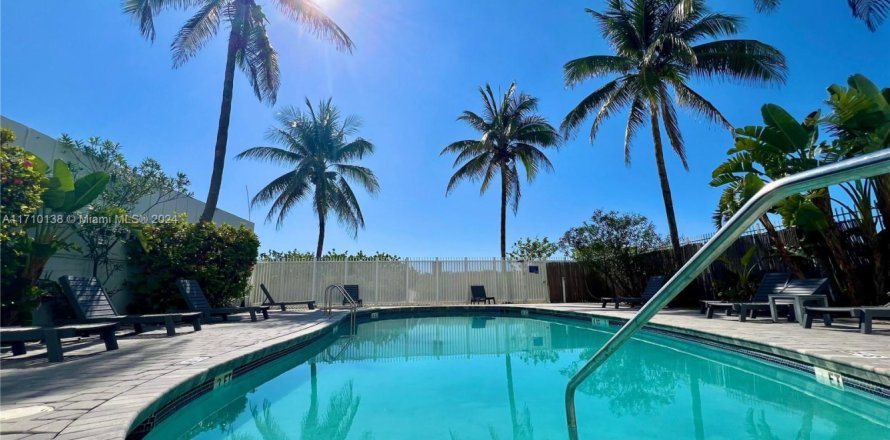 Кондоминиум с 1 спальней в Майами-Бич, Флорида № 1984842