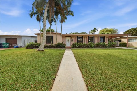 House in Miami, Florida 3 bedrooms, 170.75 sq.m. № 1989676 - photo 2