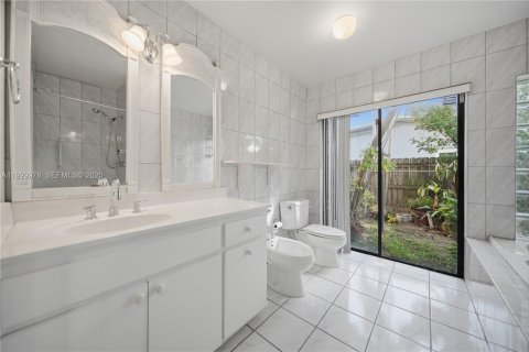House in Miami, Florida 3 bedrooms, 170.75 sq.m. № 1989676 - photo 9