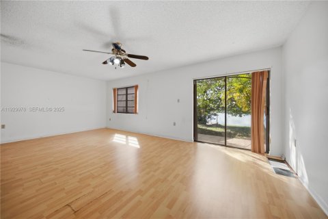 House in Miami, Florida 3 bedrooms, 170.75 sq.m. № 1989676 - photo 8