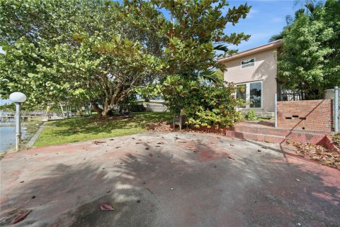 House in Miami, Florida 3 bedrooms, 170.75 sq.m. № 1989676 - photo 16