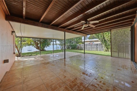 House in Miami, Florida 3 bedrooms, 170.75 sq.m. № 1989676 - photo 23