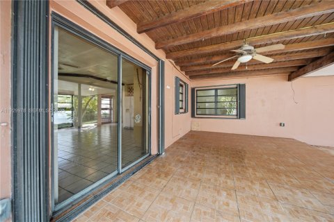 House in Miami, Florida 3 bedrooms, 170.75 sq.m. № 1989676 - photo 25