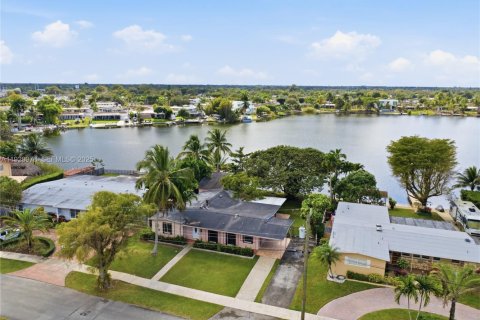 House in Miami, Florida 3 bedrooms, 170.75 sq.m. № 1989676 - photo 1