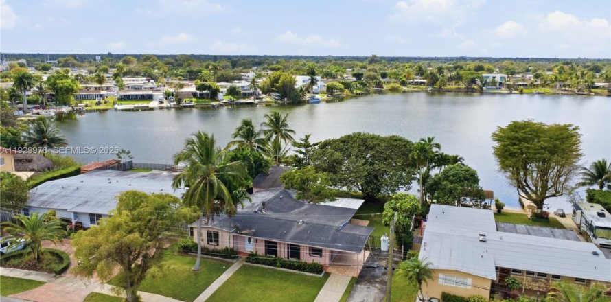 House in Miami, Florida 3 bedrooms, 170.75 sq.m. № 1989676