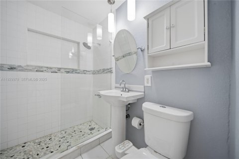 House in Miami, Florida 3 bedrooms, 170.75 sq.m. № 1989676 - photo 13