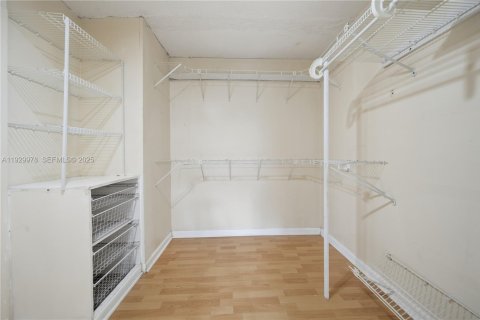 House in Miami, Florida 3 bedrooms, 170.75 sq.m. № 1989676 - photo 11