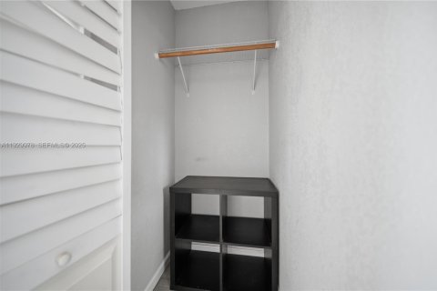 House in Miami, Florida 3 bedrooms, 170.75 sq.m. № 1989676 - photo 21