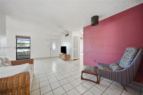 House in Miami, Florida 3 bedrooms, 170.75 sq.m. № 1989676 - photo 4