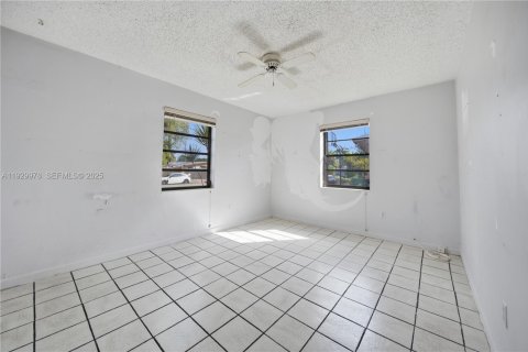 House in Miami, Florida 3 bedrooms, 170.75 sq.m. № 1989676 - photo 14