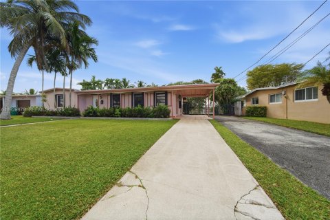 House in Miami, Florida 3 bedrooms, 170.75 sq.m. № 1989676 - photo 30