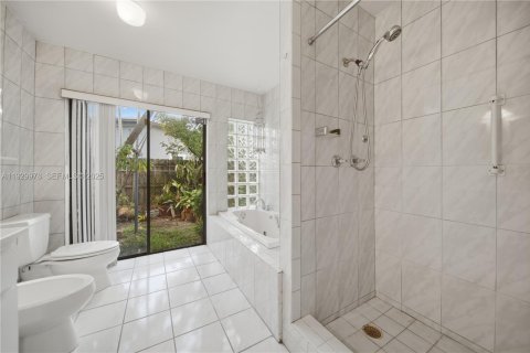 House in Miami, Florida 3 bedrooms, 170.75 sq.m. № 1989676 - photo 10