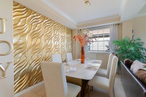 House in West Palm Beach, Florida 11 rooms, 250.46 sq.m. № 2086832 - photo 8
