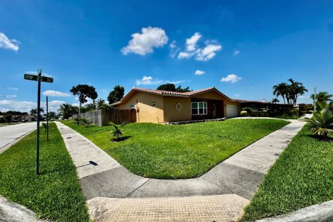 Casa en venta en Margate, Florida, 5 dormitorios, 223.43 m2 № 2088234 - foto 4