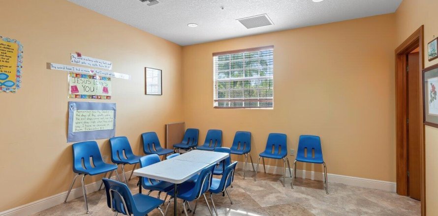 Commercial property in Lake Worth, Florida № 1060162