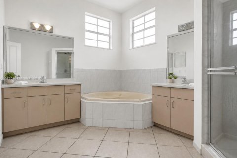 House in Homestead, Florida 5 bedrooms, 444.35 sq.m. № 2184804 - photo 7