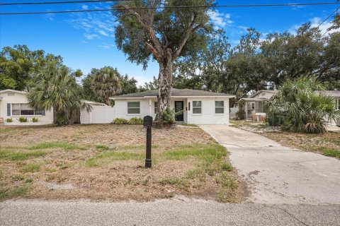 House in Tampa, Florida 4 bedrooms, 144.93 sq.m. № 1574445 - photo 2
