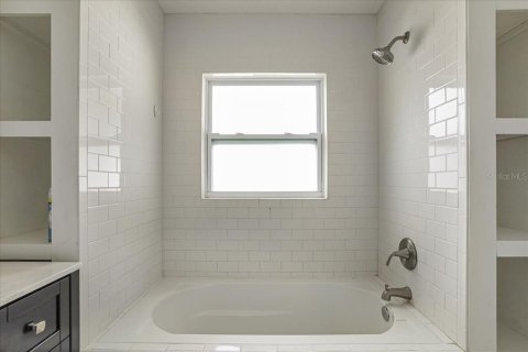 House in Tampa, Florida 4 bedrooms, 144.93 sq.m. № 1574445 - photo 24