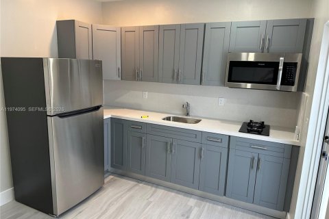 Коммерческая недвижимость в Майами, Флорида 1 спальня, 243.31м2 № 2036375