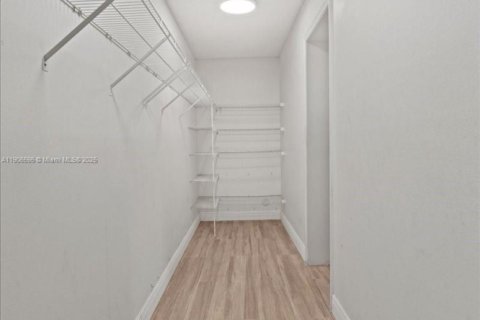 Купить виллу или дом в Майами, Флорида 8 комнат, 315.5м2, № 1964921 - фото 9