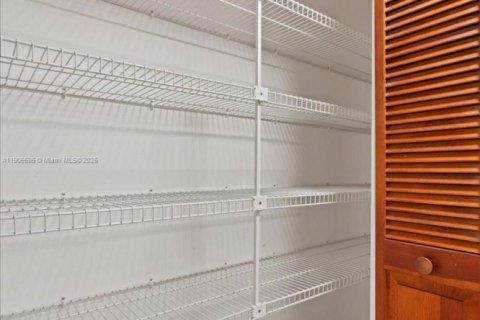 Купить виллу или дом в Майами, Флорида 8 комнат, 315.5м2, № 1964921 - фото 24