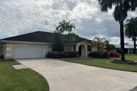 House in Miami, Florida 4 bedrooms, 315.5 sq.m. № 1964921 - photo 1