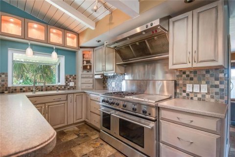 House in Summerfield, Florida 5 bedrooms, 384.89 sq.m. № 2308793 - photo 10