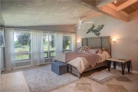 House in Summerfield, Florida 5 bedrooms, 384.89 sq.m. № 2308793 - photo 24