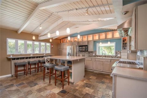 House in Summerfield, Florida 5 bedrooms, 384.89 sq.m. № 2308793 - photo 9
