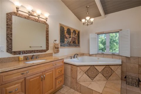 House in Summerfield, Florida 5 bedrooms, 384.89 sq.m. № 2308793 - photo 28