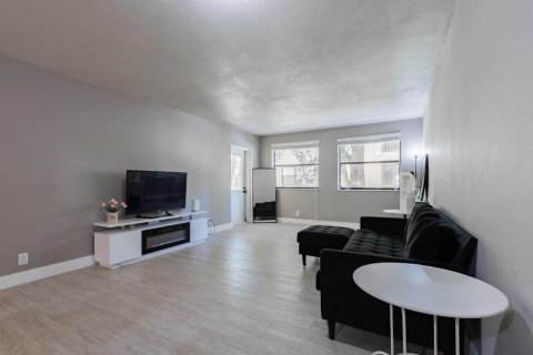 Condominio en alquiler en Doral, Florida, 2 dormitorios, 92.16 m2 № 2084032 - foto 8