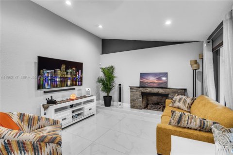 Casa en venta en Miami Gardens, Florida, 3 dormitorios, 151.8 m2 № 2024726 - foto 7