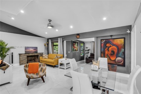 Casa en venta en Miami Gardens, Florida, 3 dormitorios, 151.8 m2 № 2024726 - foto 5