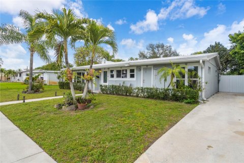 Casa en venta en Miami Gardens, Florida, 3 dormitorios, 151.8 m2 № 2024726 - foto 2