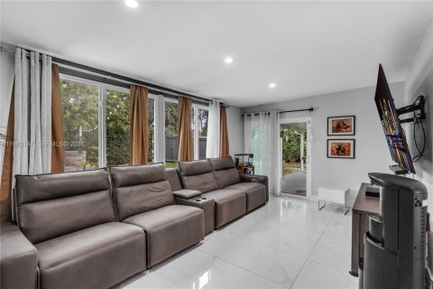 Casa en venta en Miami Gardens, Florida, 3 dormitorios, 151.8 m2 № 2024726 - foto 10