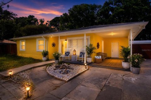 House in Tampa, Florida 3 bedrooms, 105.91 sq.m. № 2230128