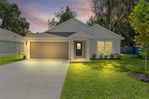 House in Ocklawaha, Florida 3 bedrooms, 146.69 sq.m. № 2324572