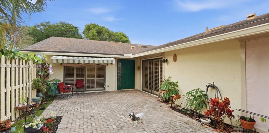 House in Delray Beach, Florida 2 bedrooms, 110.37 sq.m. № 1986395