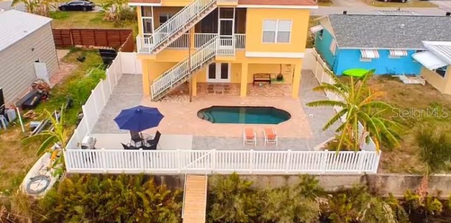 House in Hudson, Florida 3 bedrooms, 178.56 sq.m. № 2096488