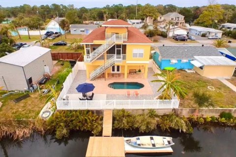 House in Hudson, Florida 3 bedrooms, 178.56 sq.m. № 2096488 - photo 2