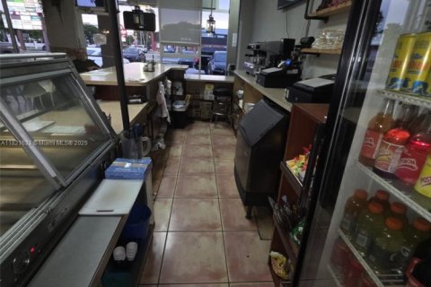 Commercial property in Miami, Florida № 1980409 - photo 7